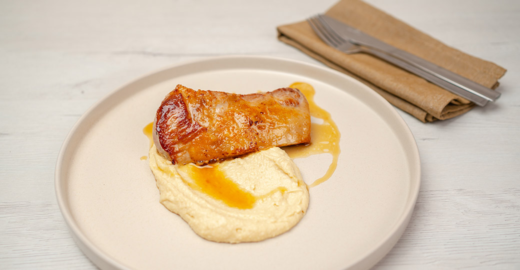 Lagarto de cerdo con cremoso de garbanzos y vinagreta de soja y miel