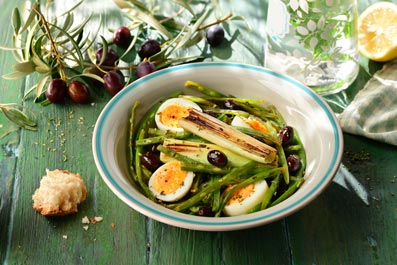 Amanida tèbia de mongeta verda amb olives negres i ous durs