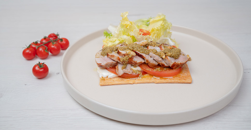 Coca caprese amb filet de porc