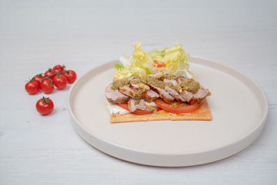 Coca caprese amb filet de porc