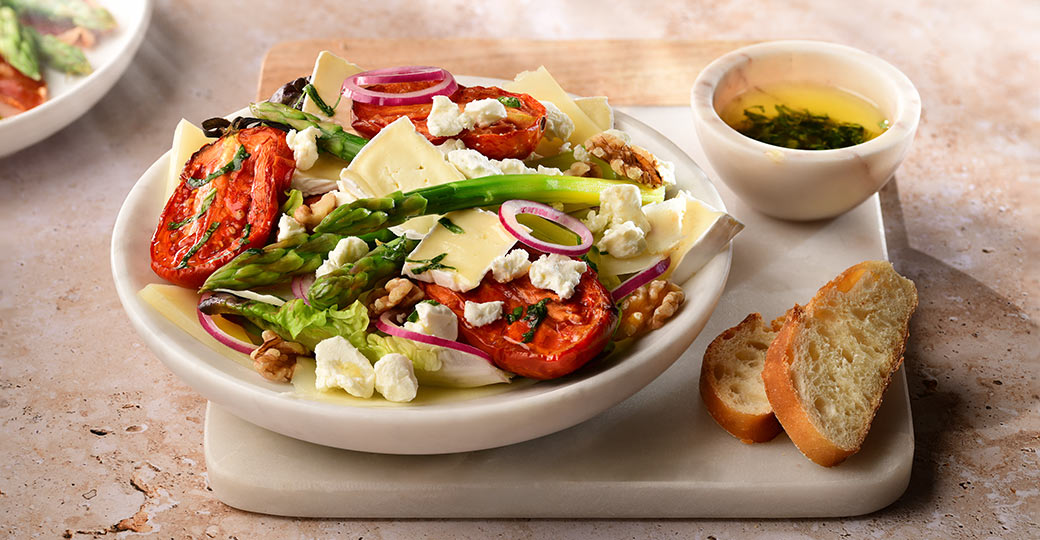 Ensalada de quesos con tomate confitado y vinagreta de frutos secos