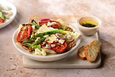 Ensalada de quesos con tomate confitado y vinagreta de frutos secos