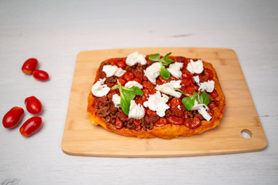 Tatin de tomàquet cirerol amb sobrassada, mozzarella i nous