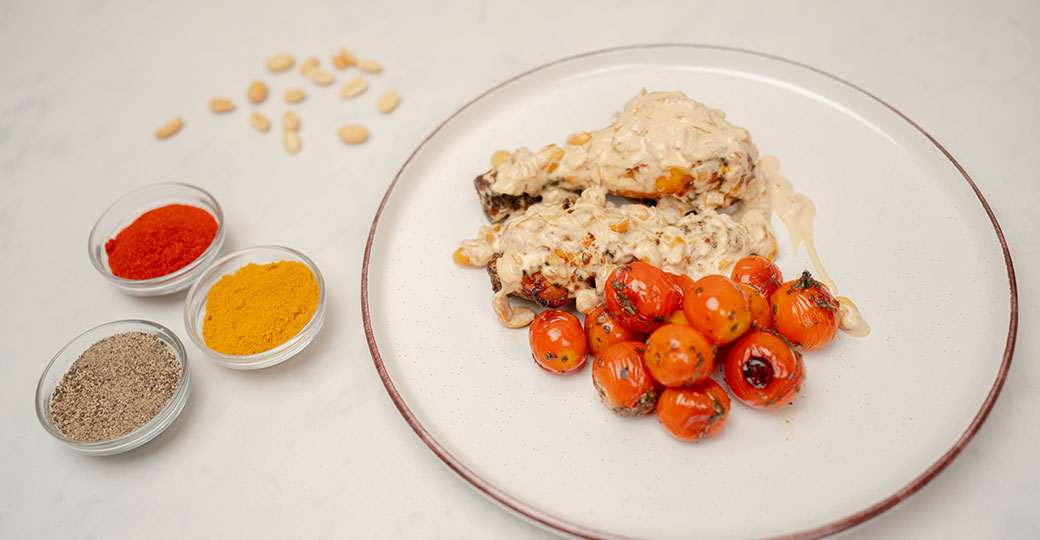 Pernilets de pollastre a la fregidora d’aire amb tomàquets cirerols i salsa de cacauets