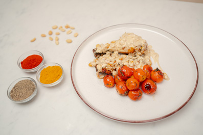 Pernilets de pollastre a la fregidora d’aire amb tomàquets cirerols i salsa de cacauets