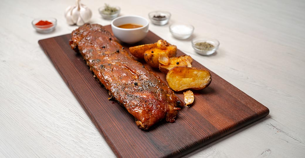Tires de costella de porc adobades amb salsa de mostassa i soja