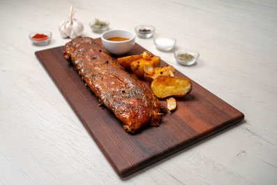 Tires de costella de porc adobades amb salsa de mostassa i soja